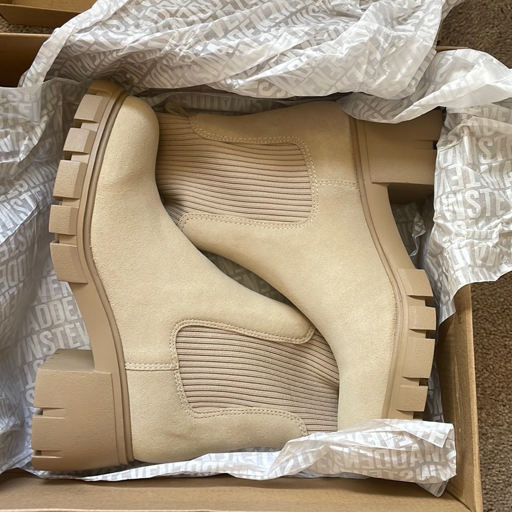 Never worn Steve Madden boots